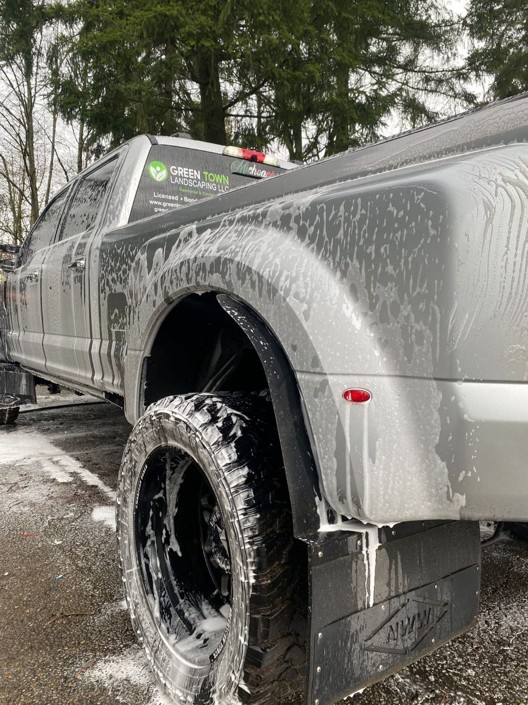 Foamed dually pickup rear wheel arch